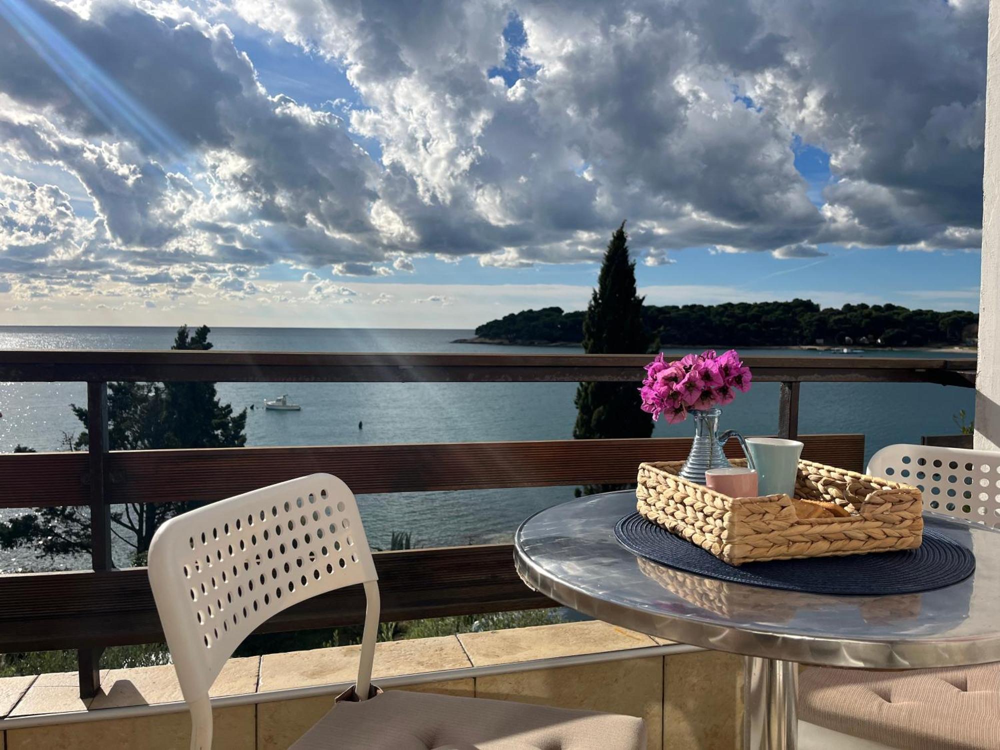 Apartment With A Sea View Pula Exterior photo